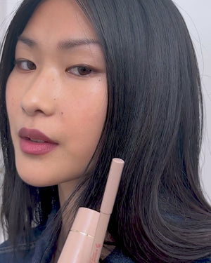Model applies lip liner in Je Reve.
