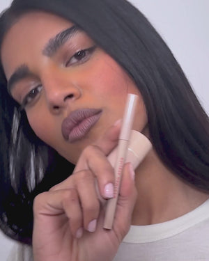 Model applies lip liner in Mink.