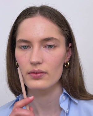 Model applies lip liner in Coucou.