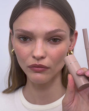 Model applies lip liner in Coucou.